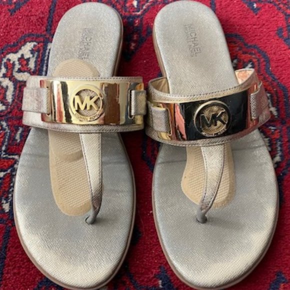 MICHAEL KORS * Gold LEATHER Warren FLIP FLOPS Sandals * EUC * 7-1/2 - Picture 1 of 10